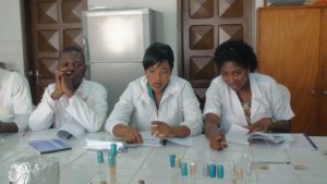 estudiantes en el laboratorio